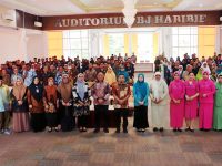 Wali Kota Parepare Tasming Hamid didampingi Ketua TP PKK Parepare sekaligus Bunda PAUD (Pendidikan Anak Usia Dini) Andi Arfiah Tasming, Kepala Bappeda dan Asisten I serta perwakilan dari perempuan, anak dan pegiat sosial dan kemanusiaan.