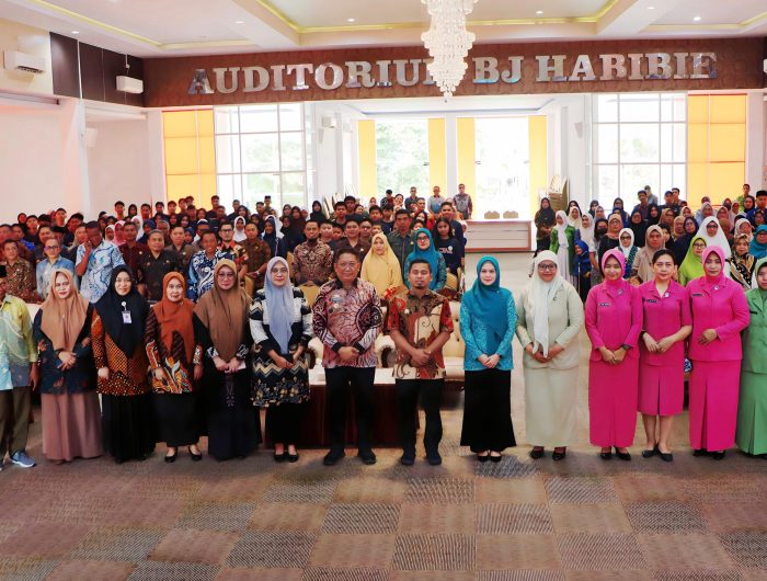 Wali Kota Parepare Tasming Hamid didampingi Ketua TP PKK Parepare sekaligus Bunda PAUD (Pendidikan Anak Usia Dini) Andi Arfiah Tasming, Kepala Bappeda dan Asisten I serta perwakilan dari perempuan, anak dan pegiat sosial dan kemanusiaan.