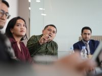 Wali Kota Makassar, Munafri Arifuddin saat bersama investor Qatar Mr. Ali Hadji, di Lantai 12J, Gandaria 8 Office Tower, Gandaria City, Jakarta, Senin 14 April 2025.