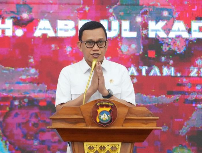 Menteri Pelindungan Pekerja Migran Indonesia (P2MI) Abdul Kadir Karding menjalin kerja sama dengan Kepolisian Daerah Kepulauan Riau (Polda Kepri) untuk mencegah keberangkatan pekerja migran ilegal melalui Batam, yang selama ini dikenal sebagai salah satu jalur utama pengiriman ke luar negeri.