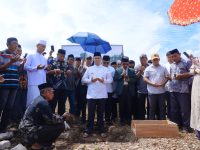Bupati Pangkep, Muhammad Yusran Lalogau melakukan peletaka