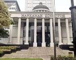 Mahkamah Konstitusi (MK) kembali menggelar sidang lanjutan uji formil terhadap Undang-Undang Nomor 3 Tahun 2025 tentang Tentara Nasional Indonesia (UU TNI), Senin, 7 Juli 2025. Sidang ini merupakan kelanjutan dari permohonan judicial review yang diajukan oleh koalisi masyarakat sipil dan sejumlah perguruan tinggi yang mendorong reformasi sektor keamanan.