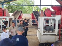 Kedatangan rombongan dari Kabupaten Bone disambut hangat oleh Wakil Bupati Pangkep di Rumah Jabatan. Kunjungan ini juga dihadiri oleh Sekretaris DLH Provinsi Sulsel dan Kepala Balitbanda Provinsi Sulsel.
