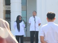 Bupati Luwu Timur, H. Irwan Bachri Syam, bersama Wakil Bupati, Hj. Puspawati Husler, memimpin apel pagi perdana yang digelar di halaman Kantor Bupati, 09 April 2025.