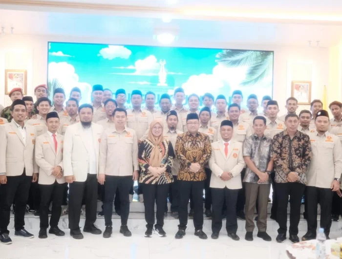 Bupati Gowa, Sitti Husniah Talenrang, bersama Wakil Bupati Gowa, Darmawangsyah Muin, menghadiri acara Pengukuhan Pengurus Pemuda Muhammadiyah Kabupaten Gowa di Baruga Tinggimae, Rumah Jabatan Bupati Gowa, 22 April 2025.