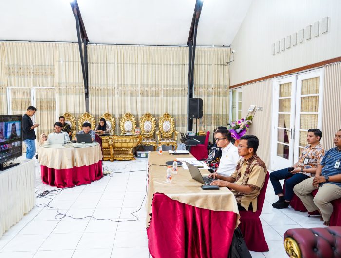 Sekretaris Daerah Provinsi Sulawesi Selatan, Jufri Rahman, mengikuti rapat koordinasi terkait laporan perkembangan penggunaan kendaraan bermotor listrik berbasis baterai (battery electric vehicle) sebagai kendaraan dinas operasional.