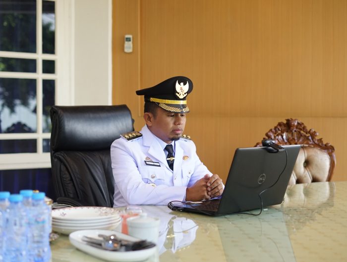 Wali Kota Parepare, Tasming Hamid mengikuti upacara peringatan Hari Otonomi Daerah (Otoda) secara virtual melalui Zoom Meeting, Jumat (25/4/2025).