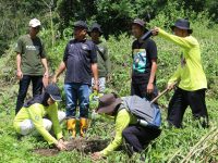Pemerintah Kabupaten (Pemkab) Bulukumba peringati Hari Bumi dengan aksi bersama penanaman pohon di seputaran Daerah Aliran Sungai (DAS) Balangtieng, Desa Anrang, Kecamatan Rilau Ale, Sabtu 26 April 2025. (Foto Dok. Humas)