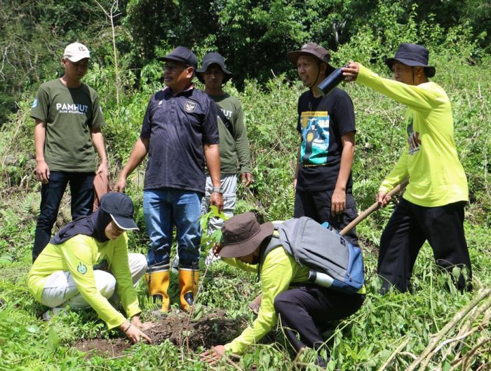 Pemerintah Kabupaten (Pemkab) Bulukumba peringati Hari Bumi dengan aksi bersama penanaman pohon di seputaran Daerah Aliran Sungai (DAS) Balangtieng, Desa Anrang, Kecamatan Rilau Ale, Sabtu 26 April 2025. (Foto Dok. Humas)