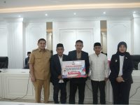 Wali Kota Makassar Munafri Arifuddin bersama Wakil Wali Kota Makassar Aliyah Mustika Ilham memberi apresiasi dan bonus kepada peserta Seleksi Tilawatil Qur'an dan Hadits (STQH) ke-23 tahun 2025.