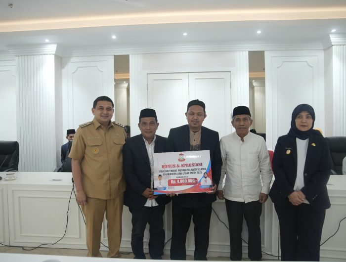 Wali Kota Makassar Munafri Arifuddin bersama Wakil Wali Kota Makassar Aliyah Mustika Ilham memberi apresiasi dan bonus kepada peserta Seleksi Tilawatil Qur'an dan Hadits (STQH) ke-23 tahun 2025.