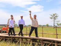 Presiden RI, Prabowo Subianto saat bersama Menteri Pertanian RI Andi Amran Sulaiman di Majalengka