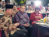 Wali Kota Makassar, Munafri Arifuddin (Appi) saat duduk berdampingan dengan Founder Bosowa Corporation, H.M. Aksa Mahmud dan seluruh para saudagar Bugis-Makassar-Toraja.