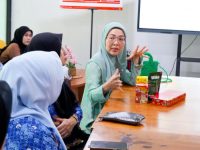 Ketua TP PKK Kota Makassar, Melinda Aksa saat pimpin rapat persiapan ajang Apeksi, di Surabaya.