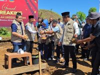 Ketua Umum KKSS, Andi Amran Sulaiman saat melakukan peletakan baru pertama sekolah unggulan KKSS, bersama Gubernur Sulsel, Wali Kota Makassar dan Bupati Gowa, di Gowa.