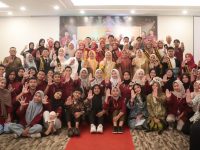Ketua Bunda PAUD Kota Makassar, Melinda Aksa saat bersama seluruh duta anak di Kota Makassar.