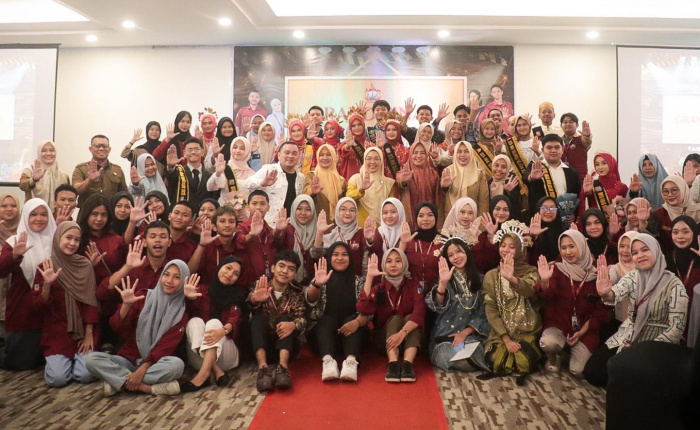 Ketua Bunda PAUD Kota Makassar, Melinda Aksa saat bersama seluruh duta anak di Kota Makassar.