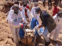 Reuters melaporkan ada 15 mayat pekerja pertolongan pertama dari Bulan Sabit Merah, Pertahanan Sipil Palestina, dan PBB ditemukan di sebuah timbunan pasir di wilayah bagian selatan Gaza.