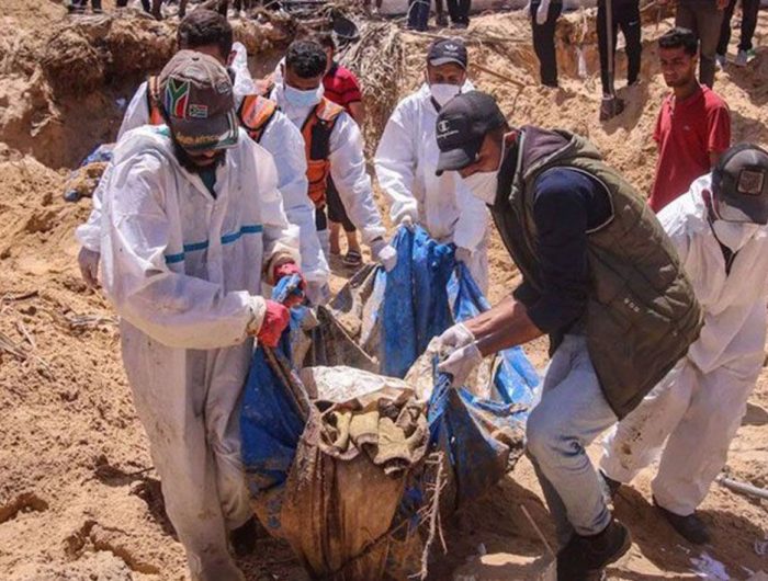 Reuters melaporkan ada 15 mayat pekerja pertolongan pertama dari Bulan Sabit Merah, Pertahanan Sipil Palestina, dan PBB ditemukan di sebuah timbunan pasir di wilayah bagian selatan Gaza.