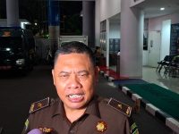 Penangkapan MAN tidak dilakukan sendirian. Tiga orang lainnya turut diamankan oleh Kejagung