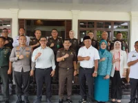 Bupati Bulukumba, Andi Muchtar Ali Yusuf (Andi Utta) menyambut kunjungan kerja Kepala Kejaksaan Tinggi (Kajati) Sulawesi Selatan (Sulsel), Agus Salim, di Bumi Panritalopi pada Rabu, 23 April 2025.