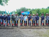Kunjungan tersebut merupakan bagian dari Program Ketahanan Pangan TNI AL yang mencakup panen dan budidaya rumput laut, penanaman kedelai, serta pemberian sembako dan bibit mangrove kepada masyarakat.