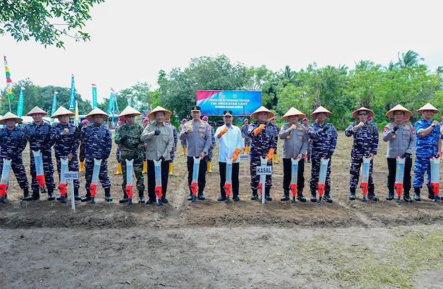 Kunjungan tersebut merupakan bagian dari Program Ketahanan Pangan TNI AL yang mencakup panen dan budidaya rumput laut, penanaman kedelai, serta pemberian sembako dan bibit mangrove kepada masyarakat.