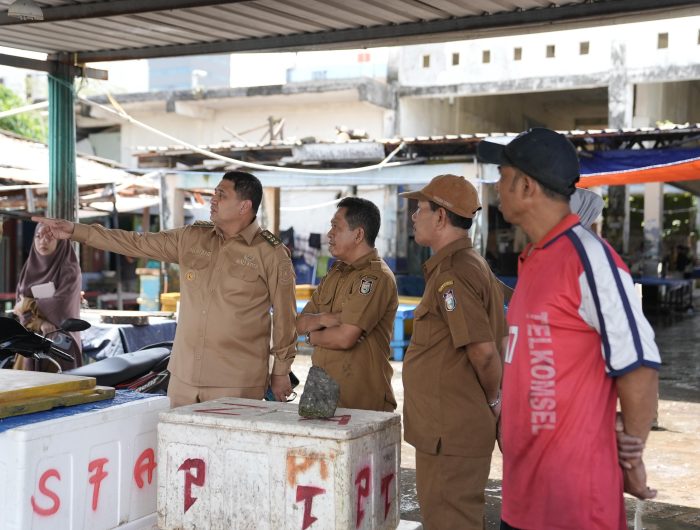 Kunjungan orang nomor satu di Kota Makassar itu, tanpa didampingi Kepala OPD atau Kepala Pasar. Ia melakukan sidak di pasar ikan, berdekatan anjungan pantai Losari.