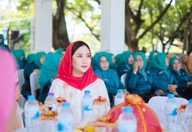 Bupati Bantaeng, M. Fathul Fauzy Nurdin meminta, Dewan Kerajinan Nasional Daerah (Dekranasda) Kabupaten Bantaeng melakukan pembimbingan kepada pengrajin pade setiap desa dan kelurahan.