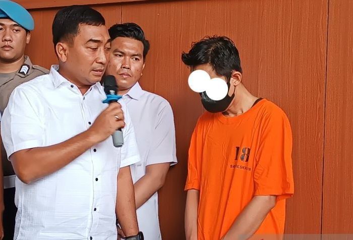 Polres Metro Jakarta Pusat menetapkan seorang dokter gigi berinisial MAES (39) sebagai tersangka dalam kasus dugaan perekaman terhadap seorang mahasiswi berinisial SSS (22) yang sedang mandi.