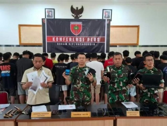Denintel Kodam XIV Hasanuddin berhasil menangkap terduga pelaku penipuan (sobis) di Kabupaten Sidrap. Tak main main, jumlah pelaku yang ditangkap sebanyak 40 orang.