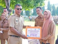 Bupati Bulukumba, Andi Muchtar Ali Yusuf (Andi Utta) menyerahkan bantuan rehabilitasi rumah kepada para korban bencana angin puting beliung di Desa Tanah Harapan, Kecamatan Rilau Ale, Senin, 14 April 2025.