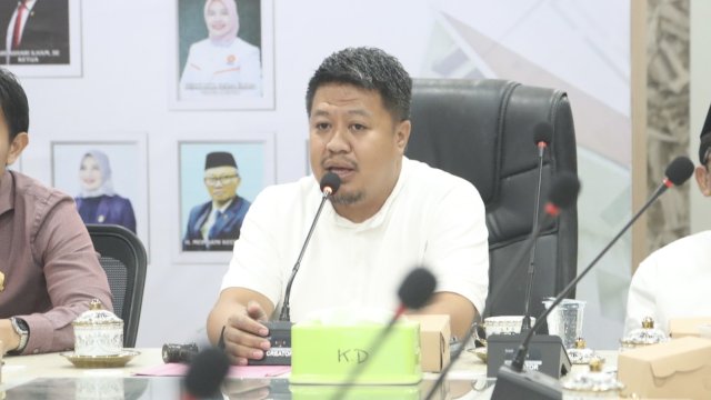 Ketua Komisi D Dewan Perwakilan Rakyat Daerah (DPRD) Kota Makassar, Ari Ashari Ilham meminta Pemerintah Kota (Pemkot) Makassar untuk lebih maksimal dalam mempromosikan kebudayaan daerah, khususnya budaya khas Kota Anging Mammiri.