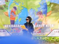 Bupati Gowa, Sitti Husniah Talenrang saat melakukan penanaman pohon dalam rangka Hari Bumi Sedunia Tingkat Kabupaten Gowa di Bumi Perkemahan Cadika Kecamatan Bajeng, 25 April 2025. (Foto Dok. Humas)