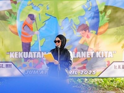 Bupati Gowa, Sitti Husniah Talenrang saat melakukan penanaman pohon dalam rangka Hari Bumi Sedunia Tingkat Kabupaten Gowa di Bumi Perkemahan Cadika Kecamatan Bajeng, 25 April 2025. (Foto Dok. Humas)