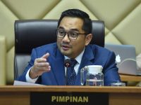Ketua Komisi II DPR RI, M Rifqinizamy Karsayuda, melontarkan peringatan keras kepada Kementerian Dalam Negeri (Kemendagri) terkait potensi penyalahgunaan Badan Usaha Milik Daerah (BUMD) sebagai "panti jabatan" bagi tim sukses kepala daerah.