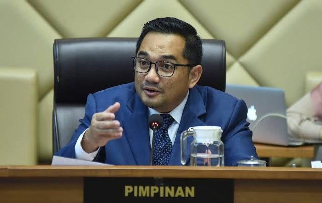 Ketua Komisi II DPR RI, M Rifqinizamy Karsayuda, melontarkan peringatan keras kepada Kementerian Dalam Negeri (Kemendagri) terkait potensi penyalahgunaan Badan Usaha Milik Daerah (BUMD) sebagai "panti jabatan" bagi tim sukses kepala daerah.