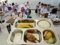Program Makan Bergizi Gratis (MBG) yang baru diluncurkan pemerintah menuai kritik dari berbagai kalangan. Pengamat Kebijakan Publik Universitas Indonesia (UI), Roy Valiant Salomo, menilai wajar bila program tersebut masih menghadapi sejumlah persoalan serius.