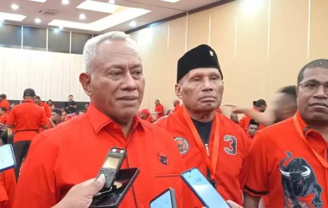 Ketua DPP PDI Perjuangan, Komarudin Watubun, meminta Presiden RI Prabowo Subianto menanggapi secara serius usulan sejumlah purnawirawan TNI terkait wacana pemakzulan Wakil Presiden Gibran Rakabuming Raka.