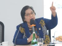 Irma Suryani, mengecam tindakan pemotongan gaji karyawan oleh UD Sentosa Seal yang dilakukan karena alasan melaksanakan ibadah salat Jumat.