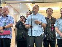 Penangkapan tersebut dilakukan terkait dugaan penerimaan suap dan gratifikasi dalam penanganan perkara ekspor minyak kelapa sawit mentah.
