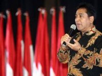 Barangkali lebaran tahun ini orang-orang lebih rindu kampung halaman dari pada terus-terus tinggal di kota. Mudik merupakan pilihan yang banyak orang tempuh. Di kampung halaman, mereka bisa menggali kenangan, berjumpa sanak saudara serta banyak hal lainnya yang tidak mereka temukan di kota.