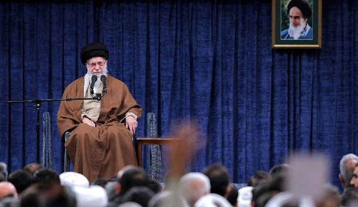 rump pada hari Minggu lalu (30/3/2025), menegaskan kembali gertakannya, bahwa Iran akan dibom jika tidak menerima tawarannya untuk berunding yang diuraikan dalam surat yang dikirim kepada pimpinan Iran sejak awal Maret
