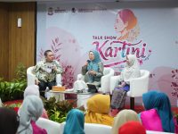 Dalam rangka memperingati Hari Kartini, Ketua TP PKK Kota Makassar Melinda Aksa mengajak para perempuan untuk terus mempersiapkan diri menjadi pribadi yang tangguh.