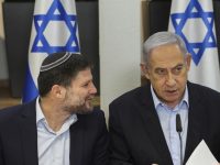 Juru Bicara Smotrich mengatakan pengunduran diri itu sebagai bentuk protes terhadap permintaan ketua partai Jewish Power yang nasionalis-religius, Itamar Ben Gvir, untuk jabatan menteri tambahan setelah Ben Gvir kembali ke pemerintahan Netanyahu.