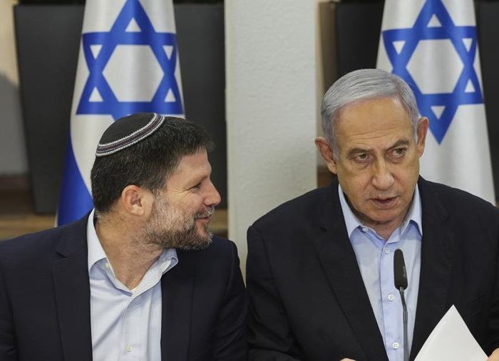 Juru Bicara Smotrich mengatakan pengunduran diri itu sebagai bentuk protes terhadap permintaan ketua partai Jewish Power yang nasionalis-religius, Itamar Ben Gvir, untuk jabatan menteri tambahan setelah Ben Gvir kembali ke pemerintahan Netanyahu.