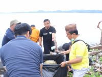 Aksi bersih-bersih ini menjadi langkah awal gerakan kebersihan rutin setiap Jumat, yang dicanangkan oleh Wali Kota Tasming Hamid dalam rangka menjaga kebersihan dan keindahan lingkungan kota.