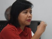 Pakar hukum tata negara, Bivitri Susanti, mengkritisi langkah pengundangan yang hanya berselang enam hari setelah DPR mengetok palu pada 20 Maret 2025.