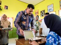 Bupati Bantaeng, M. Fathul Fauzy Nurdin membagikan Makan Bergizi Gratis (MBG) untuk pelajar, di SMP Negeri 3 Bisaappu, Kamis, 24 April 2025.