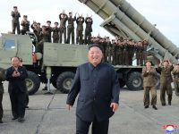 Pemimpin tertinggi Korea Utara, Kim Jong-un, memerintahkan Angkatan Laut negaranya untuk mempercepat program persenjataan nuklir dengan melengkapi kapal-kapal perang mereka menggunakan senjata nuklir.